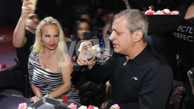 Θέμης Αδαμαντίδης - Βαρβάρα Κίρκη: Πιο ερωτευμένοι από ποτέ - Η πρώτη δημόσια εμφάνιση μετά την κηδεία της μητέρας του τραγουδιστή