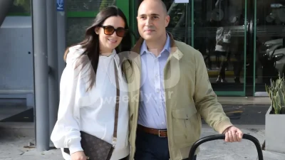 Η ευτυχία ζωγραφισμένη στα πρόσωπα τους - Αποκλειστικές φωτογραφίες του Κωνσταντίνου Μπογδάνου με την γυναίκα και την κόρη του έξω από το μαιευτήριο