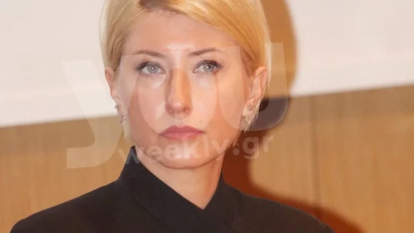 Άβαφη και άκρως χαμογελαστή η Σία Κοσιώνη στο πλευρό του γιου της - Αποκλειστικές φωτογραφίες από την βραδινή τους έξοδο