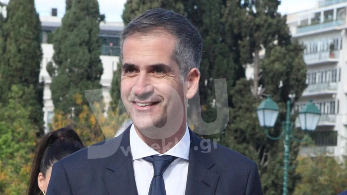 Χωρίς την Σία Κοσιώνη δίπλα τους - Στην παρέλαση στον Σύνταγμα ο Κώστας Μπακογιάννης με τον γιο του