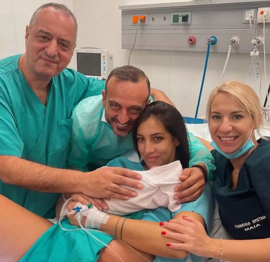 H Σοφία Λεοντίτση με τον σύζυγό της και τον νεογέννητο γιο τους