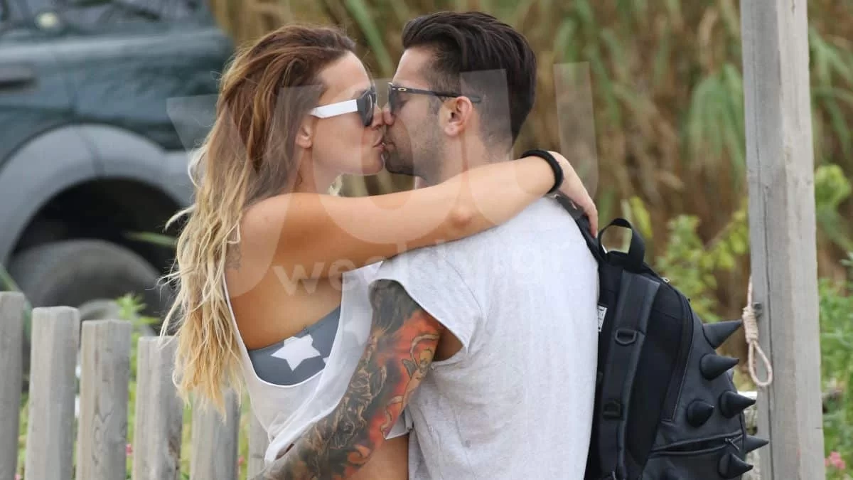 Αγκαλιές και φιλιά σε παραλία της Μυκόνου - Αξέχαστες φωτογραφίες της Σίσσυς Χρηστίδου και του Θοδωρή Μαραντίνη από το 2015