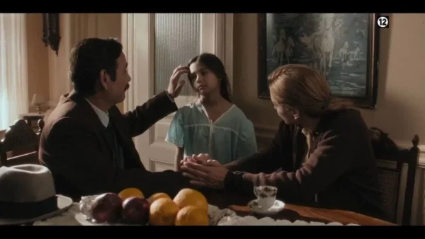 Μια νύχτα του Αυγούστου (30/10): Ο Μανώλης υπερασπίζεται τη Ρηνιώ και τη μικρή Χριστίνα απέναντι στη σκληρότητα της γειτονιάς