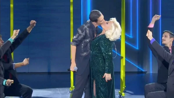 J2US: «Ρούφηξε την ψυχή της Μπέσσυς» - Θύελλα αντιδράσεων στο Twitter με αφορμή το απρόσμενο φιλί επί σκηνής της Αργυράκη και του Παπαδημητρίου