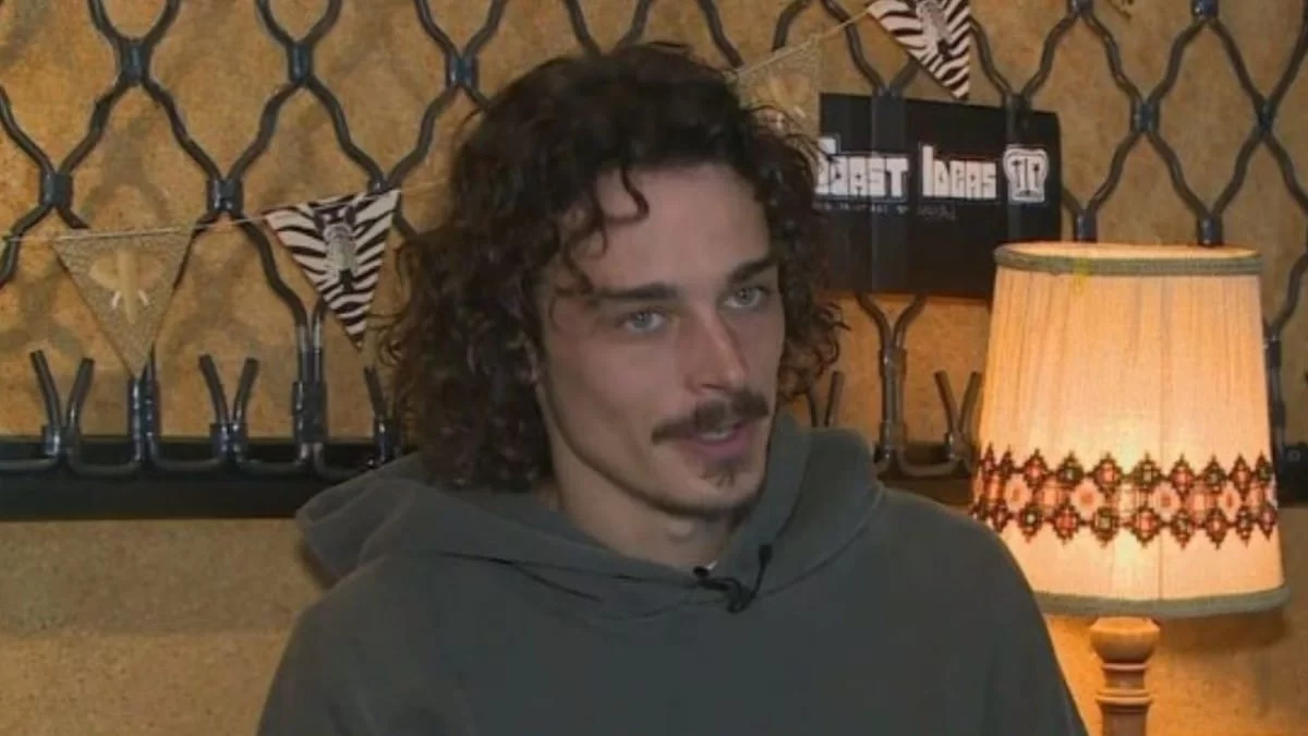 Μαύρο Ρόδο: Ασύλληπτο! Αυτός είναι ο "δίδυμος" αδερφός του Νίκου Κουκά - Μοιάζουν σαν δυο σταγόνες νερό