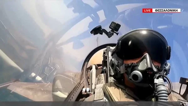 28η Οκτωβρίου: «Τιμή σε εκείνους όπου...» - Συγκίνηση με τον πιλότο F16 που πέταξε πάνω από την Θεσσαλονίκη