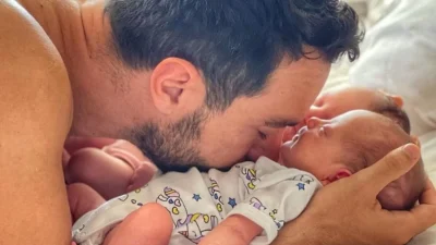 Χαζομπαμπάς ο Σάκης Τανιμανίδης - Η νέα ανάρτηση με τις δίδυμες κόρες του που έγινε viral