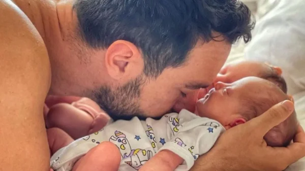 Χαζομπαμπάς ο Σάκης Τανιμανίδης - Η νέα ανάρτηση με τις δίδυμες κόρες του που έγινε viral