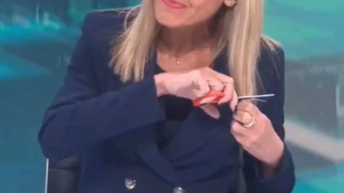 Τεράστια η συγκίνηση με την κίνηση Ελληνίδας δημοσιογράφου - Έκοψε τα μαλλιά της ως ένδειξη συμπαράστασης στις γυναίκες του Ιράν