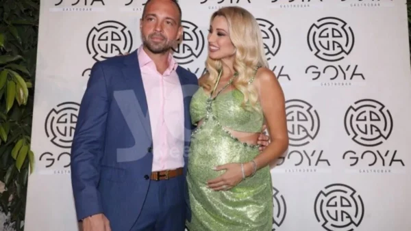 Δεν είχαν μάτια για κανέναν άλλο - Η πρώτη επίσημη λαμπερή φωτογραφία από το γάμο της Κωνσταντίνας Σπυροπούλου και του Βασίλη Σταθοκωστόπουλου