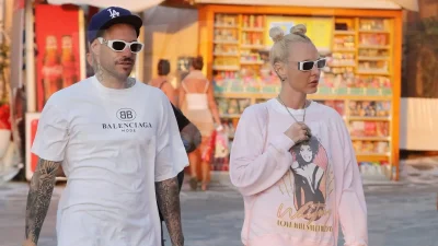 Πρέπει να τους κοίταζαν όλοι - Σπάνια δημόσια εμφάνιση για την Τάμτα και τον Πάρι Κασιδόκωστα