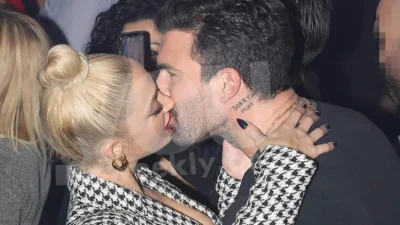 Ασυγκράτητοι η Ιωάννα Τούνη και ο Δημήτρης Αλεξάνδρου - Παθιασμένα φιλιά για το ζευγάρι μετά την πρόταση γάμου