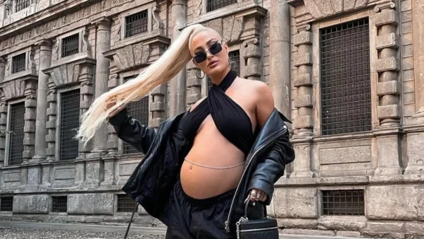 Με τζίντζερ μακρύ μαλλί και αποκαλυπτικό φόρεμα - Η αισθησιακή εμφάνιση της Ιωάννας Τούνη στον 7ο μήνα της εγκυμοσύνης της