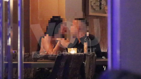 Αποκλειστικό: Ελληνίδα τραγουδίστρια σε τρυφερά τετ-α-τετ σε γνωστό μαγαζί της Αργυρούπολης