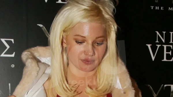 Με κόκκινα εσώρουχα και πλατινέ περούκα - Η Τζούλια Αλεξανδράτου μας δείχνει πόσο φούσκωσε η κοιλίτσα της