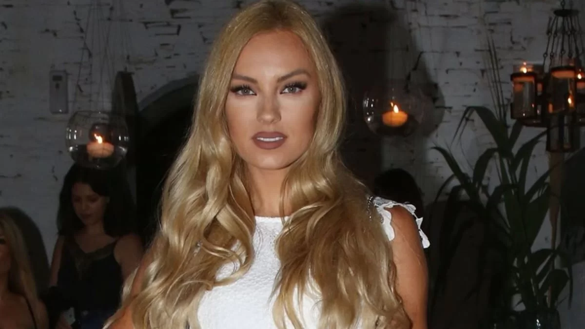 "Έσπρωξε τη γιαγιά και χτύπησε το κεφάλι της! Μόλις το..." - Η εξομολόγηση της Τζούλιας Νόβα για τον πατέρα της