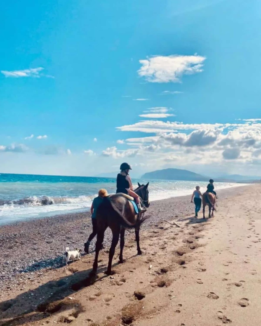 Οι φωτογραφίες της Βίκυς Καγιά με τα παιδιά της ανήμερα της 28ης Οκτωβρίου 
