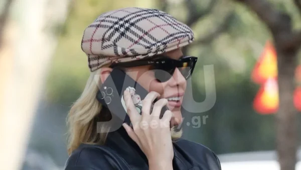 Η Σάσα Σταμάτη, με total denim, τραγιάσκα και τσάντα αξίας 495 ευρώ, στη Γλυφάδα