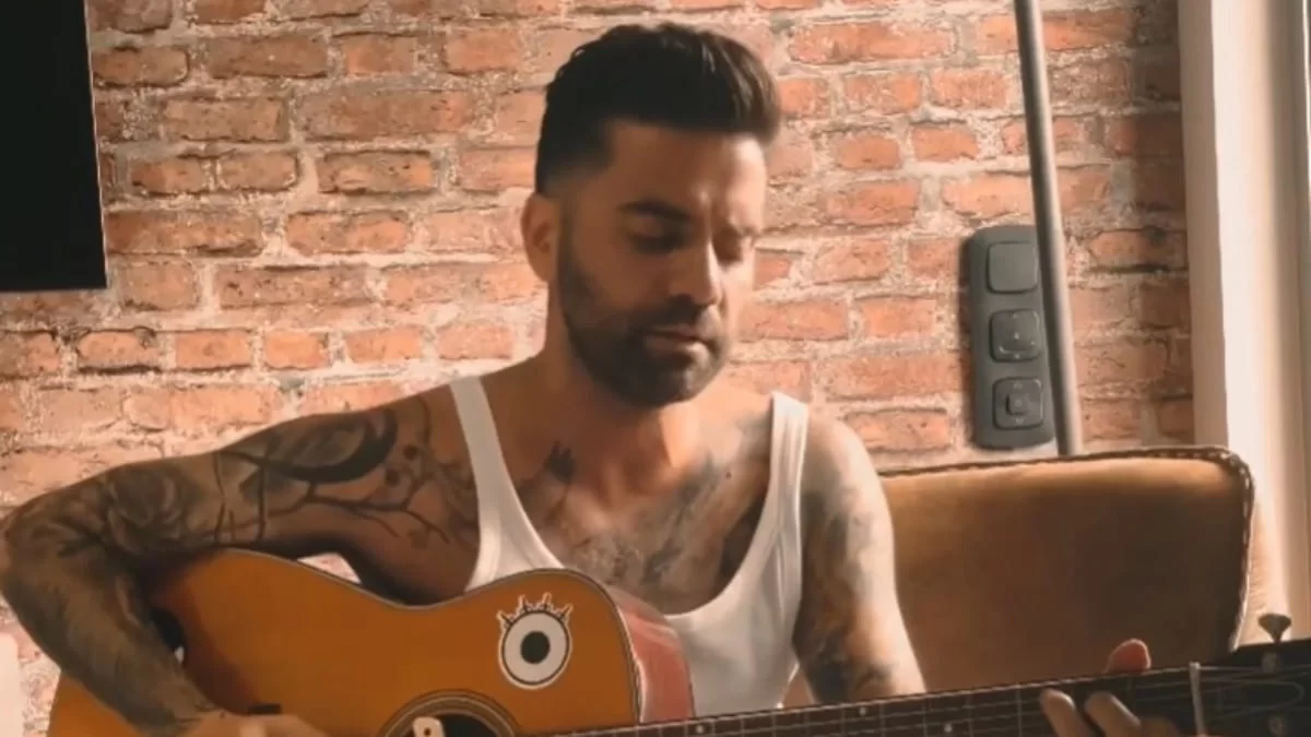 Μοντέρνο, μίνιμαλ με μεγάλο τζάκι στο κέντρο - Βγαλμένο από περιοδικό το σπίτι του Θοδωρή Μαραντίνη