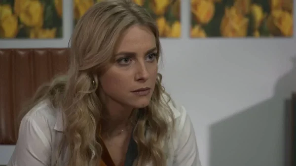 Τρία Μίλια (10/11): Η Φωτεινή βλέπει τον Μιχάλη να συναντιέται κρυφά με την Μάνια