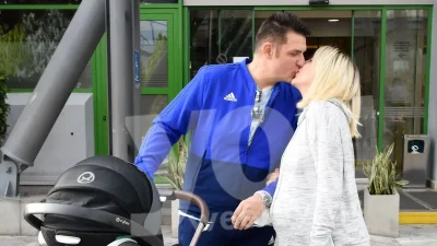 Τα πρώτα φιλιά με τα δίδυμα έξω από το μαιευτήριο - Πήρε εξιτήριο  η γυναίκα του Χρίστου Αντωνιάδη