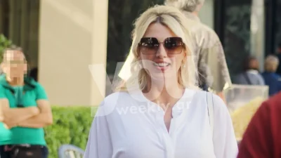 Με Gucci sneakers, αξίας 690 ευρώ και super mini φόρεμα, η Κωνσταντίνα Σπυροπούλου στο Κολωνάκι, στον 7ο μήνα της εγκυμοσύνης της