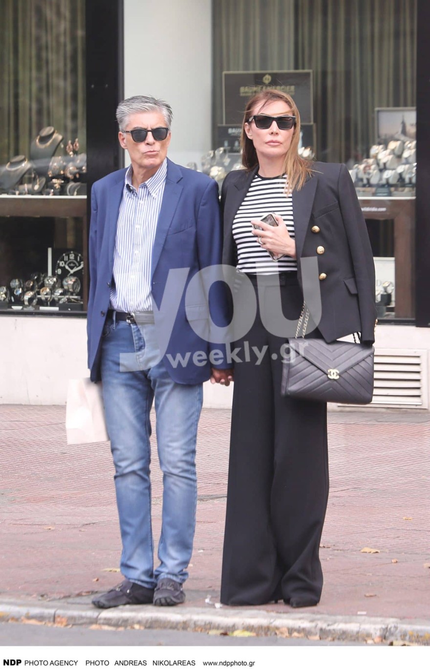 Η Τατιάνα Στεφανίδου, στο κέντρο της Αθήνας, μαζί με τον Νίκο Ευαγγελάτο