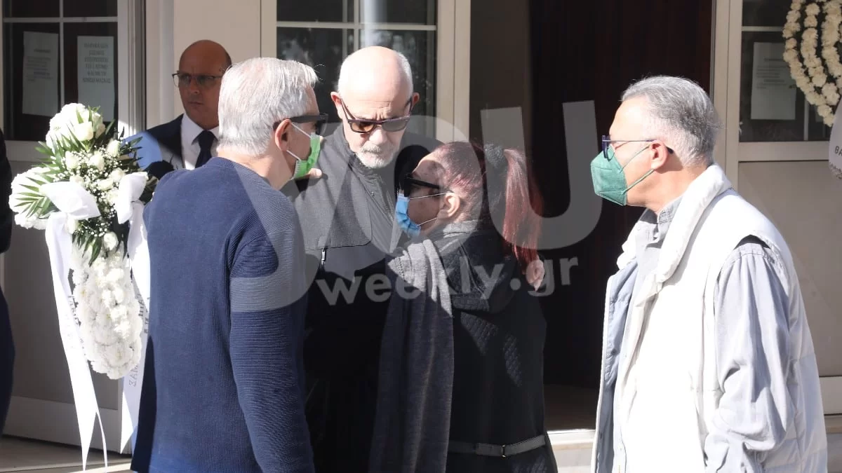 Στη κηδεία της Μίνας Αδαμάκη ο Γιώργος Κιμούλης - Ντυμένος στα μαύρα και ανέκφραστος