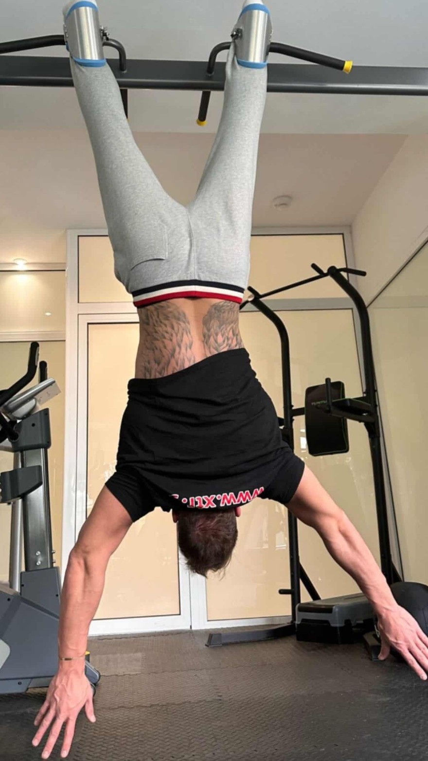 Νίκος Κοκλώνης ανάποδα