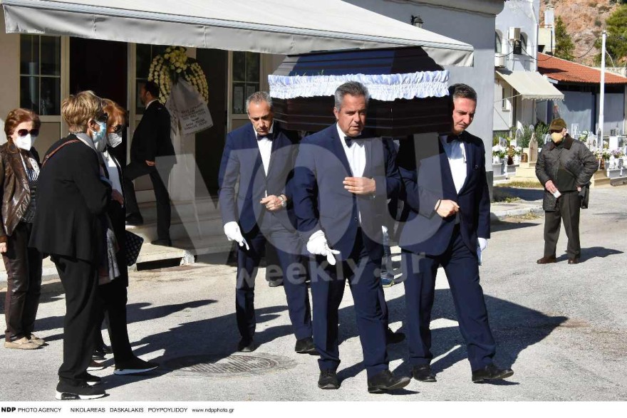 Αποκλειστικές φωτογραφίες από την κηδεία της Μίνας Αδαμάκη 4