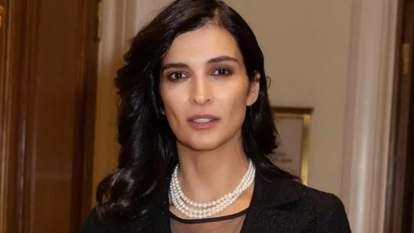 Η Αντιγόνη Κουλουκάκου από τη "Γη της ελιάς", με υπέρκομψο σύνολο, από τον οίκο Chanel και τις πέρλες της γιαγιάς της