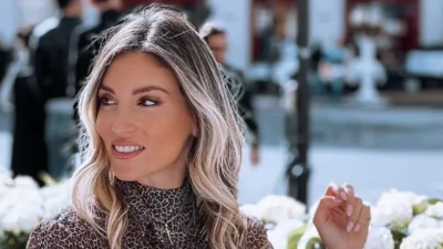 Φτάνει μέχρι το ταβάνι και είναι γεμάτο χρωματιστά στολίδια - Το πελώριο χριστουγεννιάτικο δέντρο της Αθηνάς Οικονομάκου