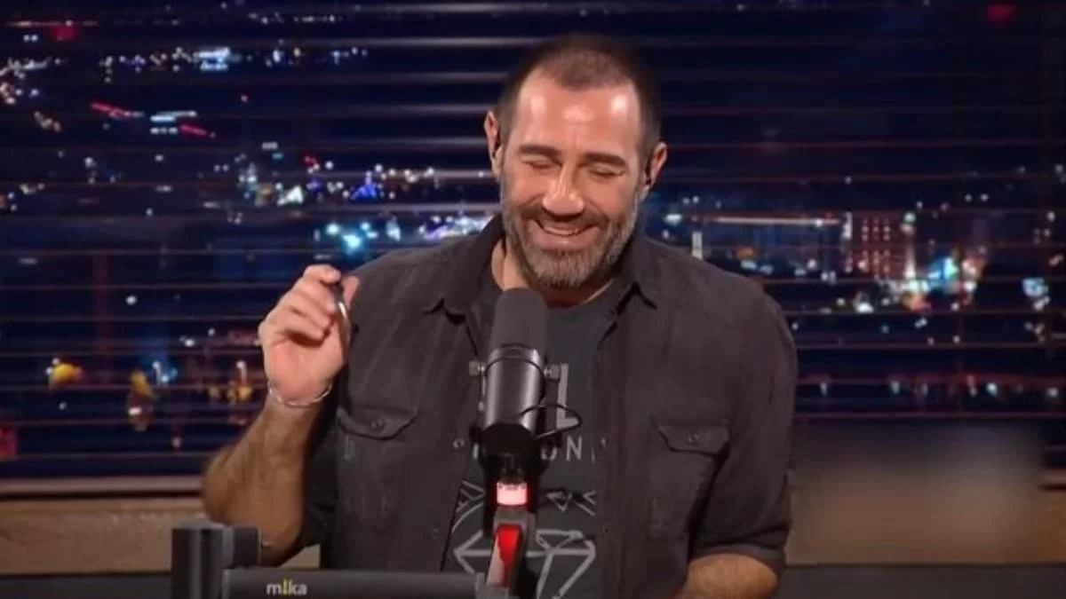 «Άνοιξε πέτρα να κλειστώ...» - Τα πρώτα λόγια του Αντώνη Κανάκη στην ανατρεπτική πρεμιέρα του Βινυλίου