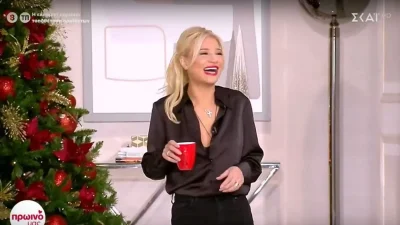 Εντυπωσιακός ο στολισμός του Πρωινού μας - Η Σκορδά έβαλε σε κάθε γωνιά του πλατό από ένα Χριστουγεννιάτικο δέντρο