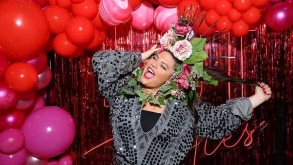 Δεν έχει αφήσει γωνία του σπιτιού της χωρίς στολίδι - Ο εντυπωσιακός στολισμός στην βεράντα της Δανάης Μπάρκα για τα Χριστούγεννα