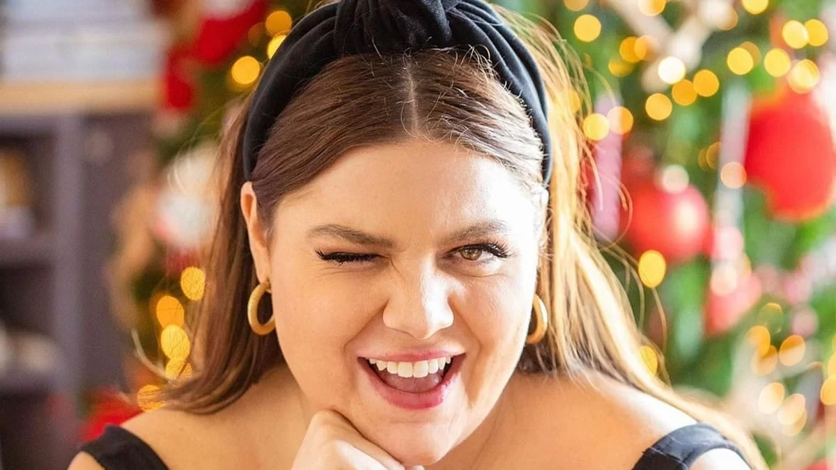 Πανύψηλο σε κόκκινες αποχρώσεις - Το εντυπωσιακό χριστουγεννιάτικο δέντρο στο σπίτι της Δανάης Μπάρκα