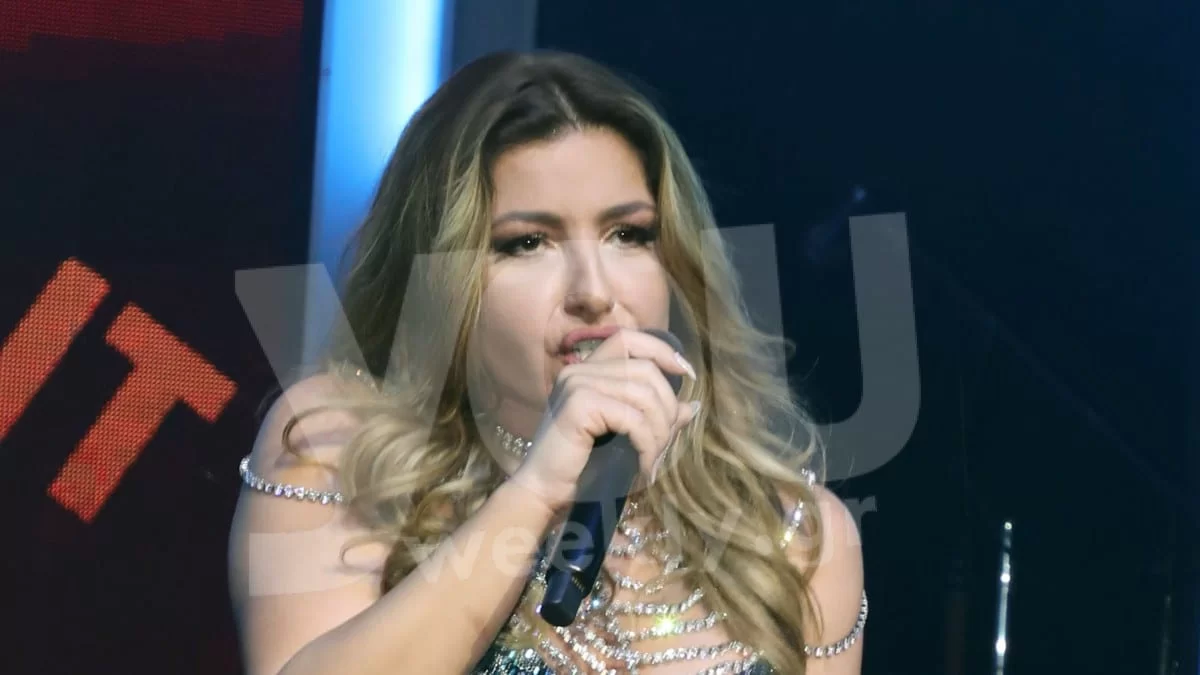 "Σείστηκε" ολόκληρος ο Βοτανικός - Η "καυτή" εμφάνιση της Έλενας Παπαρίζου με μίνι και μπότες