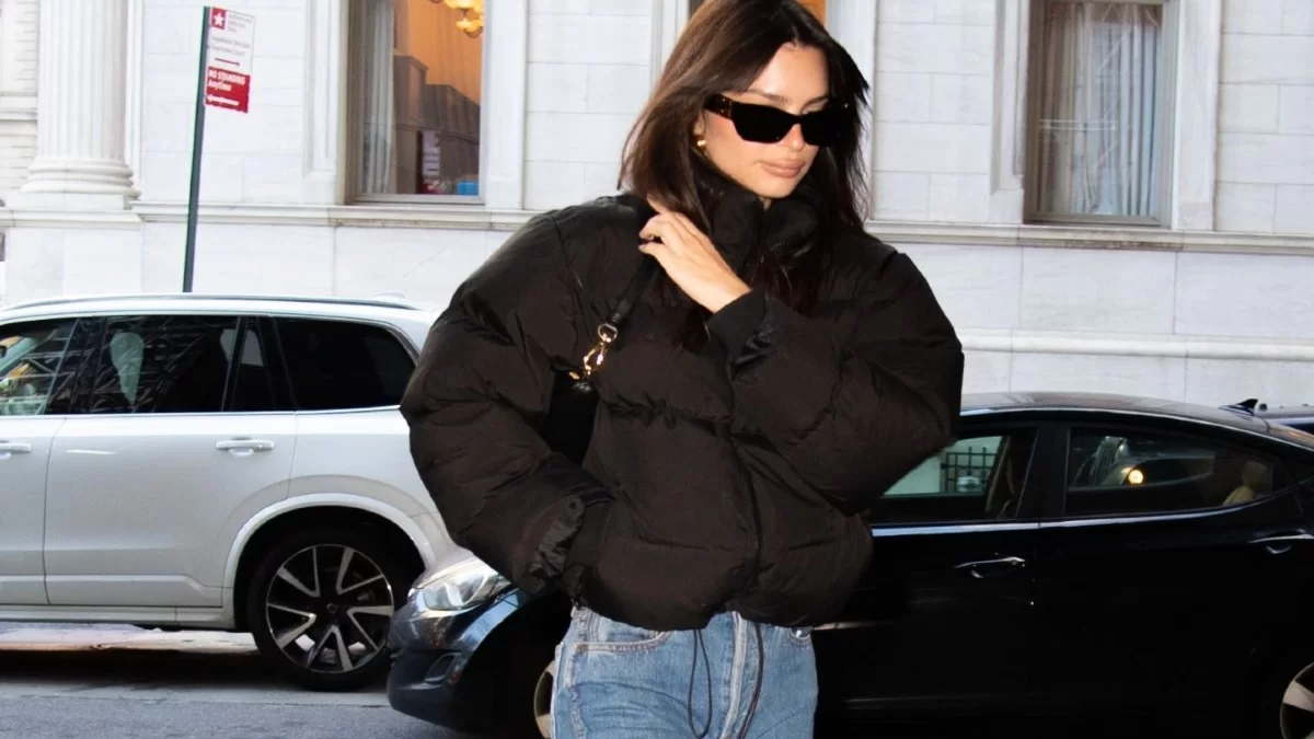 Τα παπούτσια που μίσησες στο παρελθόν τα φοράει τώρα η Emily Ratajkowski, σε ένα εναλλακτικό σχέδιο