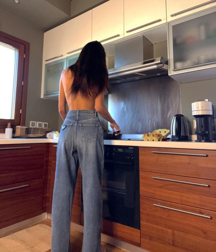 Τηγανίζει αυγά γυμνή από την μέση και πάνω - "Αναστατώθηκε" το instagram με την φωτογραφία της Ηλιάνας Παπαγεωργίου