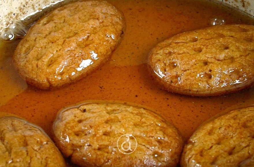 Πως να είναι μελωμένα μέσα, τραγανά απ' έξω - Το απόλυτο μυστικό για μελομακάρονα σαν της γιαγιάς