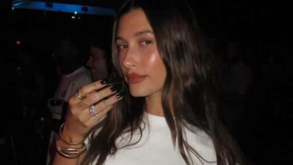 Αυτός είναι ο ανανεωμένος τρόπος να φορέσεις το μπλέιζερ σου - Έτσι το συνδυάζει και η Hailey Bieber