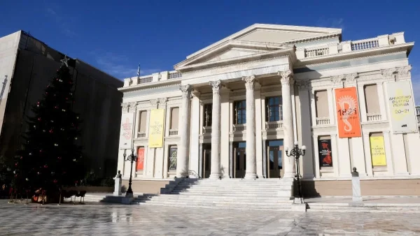 Δημοτικό Θέατρο Πειραιά: Έπεσε μέρος τη σκηνής- Τραυματίστηκαν μαθητές