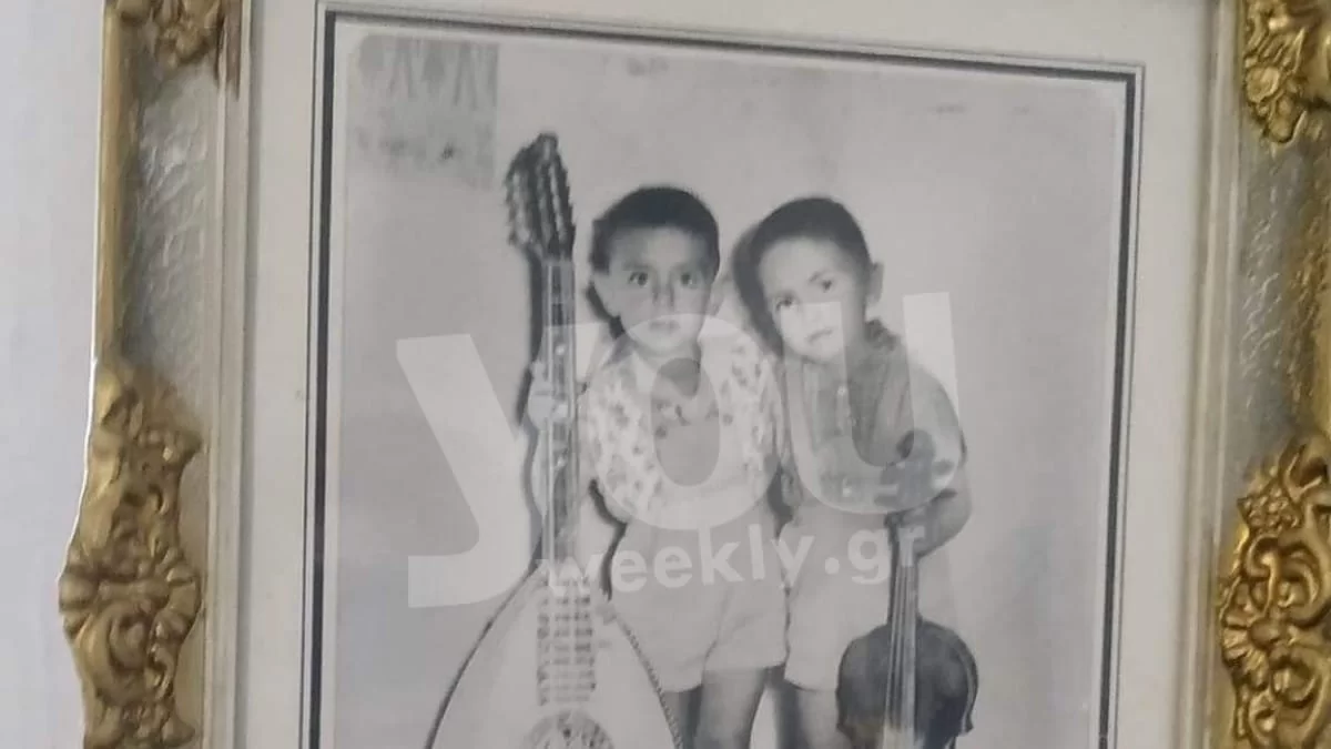Φωτογραφία 60 ετών: Αποκλειστικό! Το αγοράκι στα δεξιά είναι πασίγνωστος Έλληνας τραγουδιστής