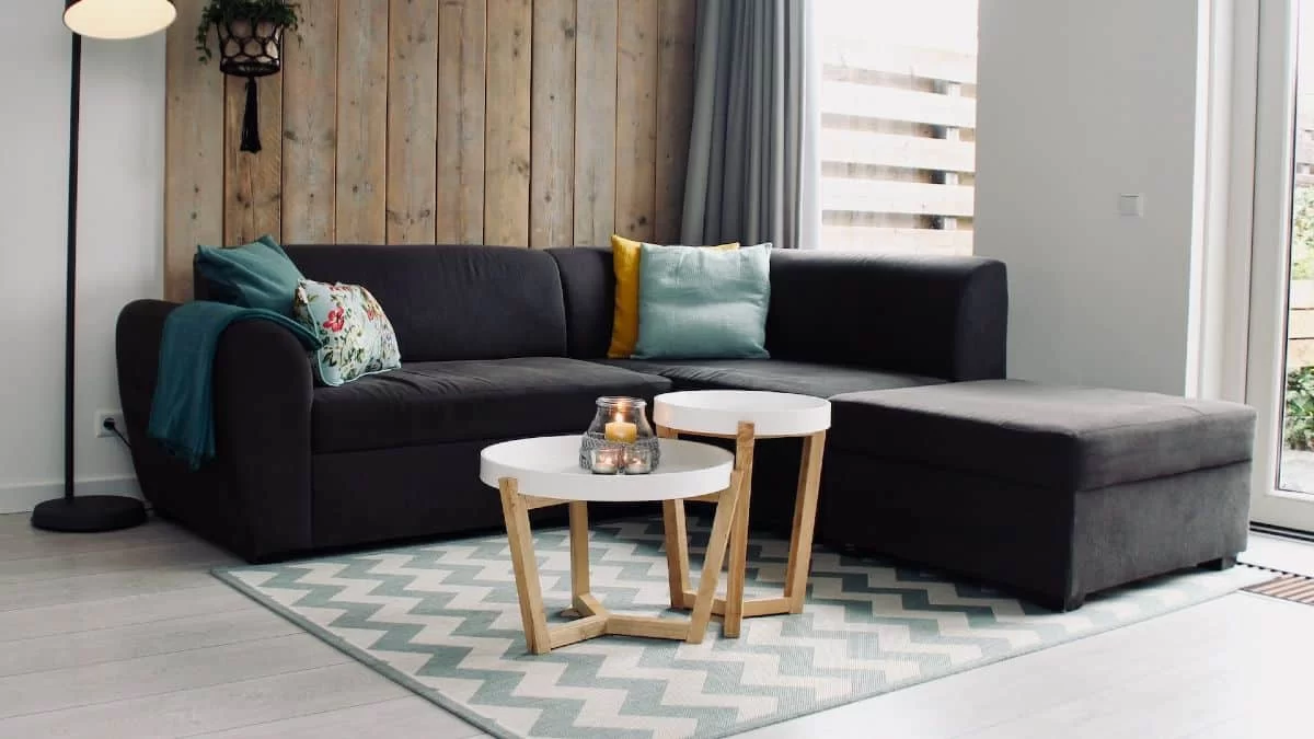 Θα φαίνεται ολοκαίνουργιος για τα Χριστούγεννα: Καθάρισε τον καναπέ σου με μαγειρική σόδα και...