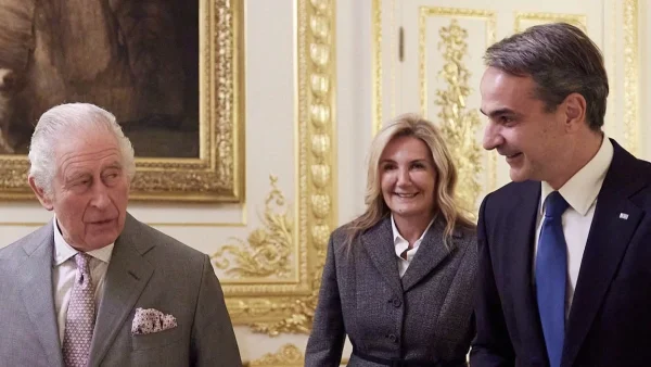 Με αυστηρό look στο πλευρό του η Μαρέβα - Φωτογραφίες από τη συνάντηση του Κυριάκου Μητσοτάκη με τον Βασιλιά Κάρολο