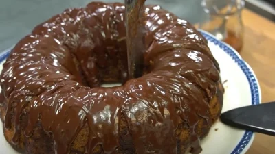 Σκέτη κόλαση: Εύκολο κέικ με ρευστή σοκολάτα στο εσωτερικό του