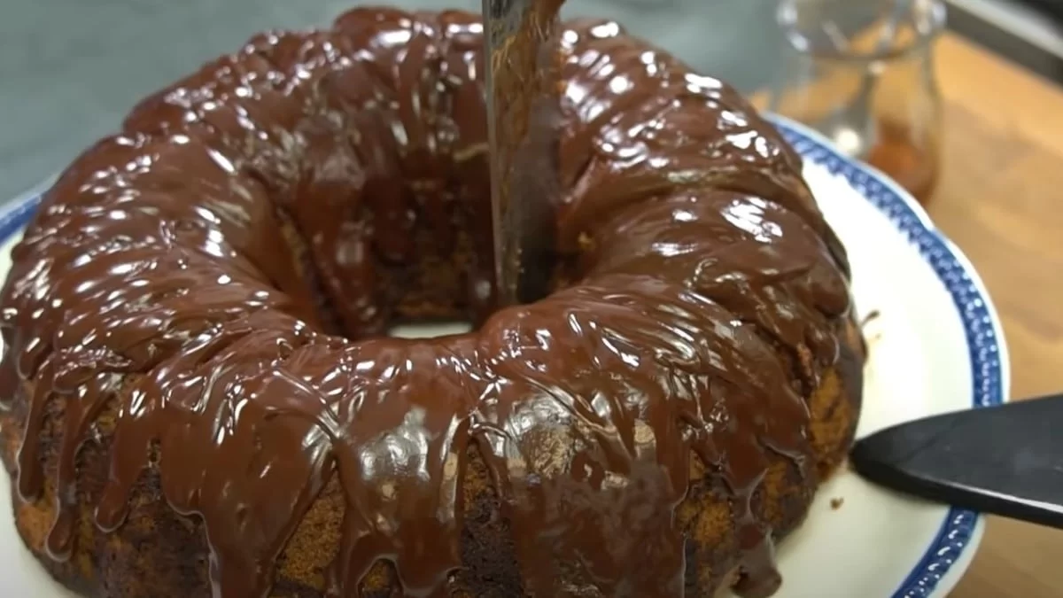 Σκέτη κόλαση: Εύκολο κέικ με ρευστή σοκολάτα στο εσωτερικό του