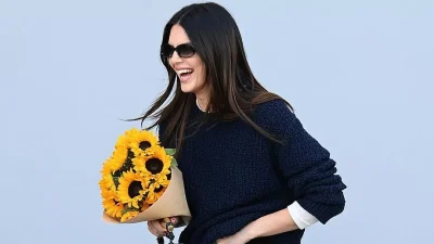 Η Kendall Jenner φόρεσε το μαύρο καλσόν ως παντελόνι - Είναι αυτή η νέα τάση;