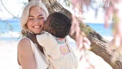 Χριστίνα Κοντοβά: Οι μπάλες έγραφαν το όνομα της κόρης της - Το εντυπωσιακό χριστουγεννιάτικο δέντρο που στόλισε