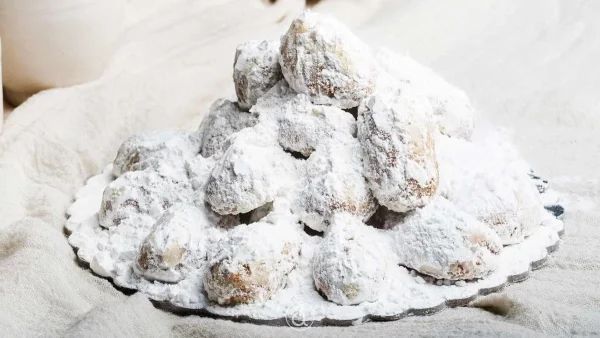 Ο δεκάλογος του τέλειου κουραμπιέ: Πώς να μην διαλύεται στο χέρι αλλά να μην είναι και πέτρα